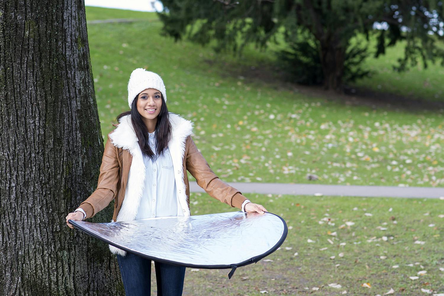 Nainen pitämässä heijastinta